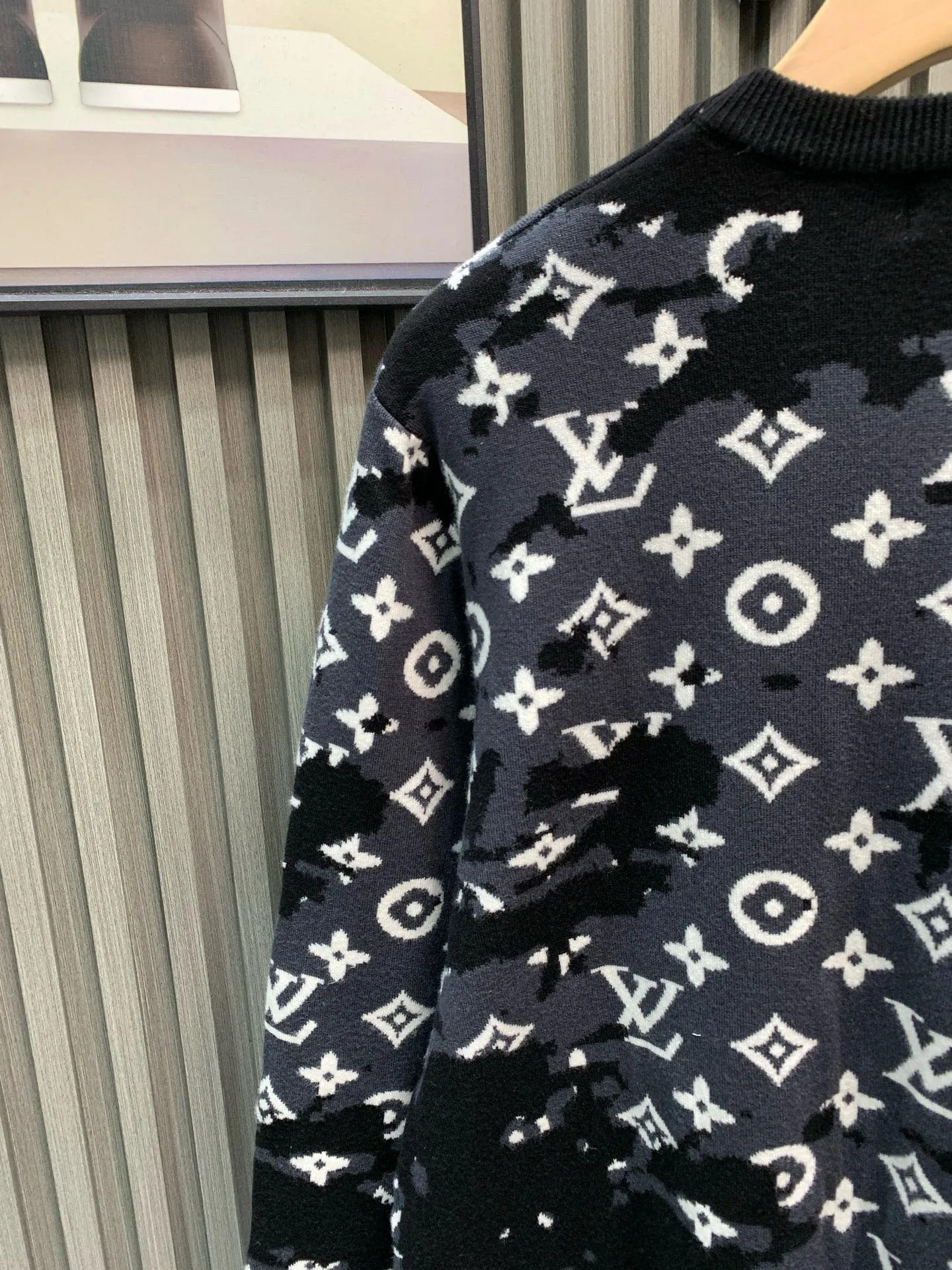 🅿️350 🀄️ Louis Vuitton Louis Vuitton 25*Lv rendering gradient same style distressed antique pullover sweater for men and women. Match-dyed wool blended cotton yarn. High weight and high density. Ultra-high quality. The wool is soft, delicate and skin-friendly. Soft and silky to the touch. Match-dyed high weight cotton yarn. Ensures no color difference. Uses four-hollow knitting method. Tight and textured. Durable, non-deformable and not easy to pilling. It has a soft and warm comfort that doesn’t stick to the body when worn alone. Classic knitted clothing is reinterpreted with exquisite details and iconic brand symbols to reinterpret the charming charm. This cardigan is made of knitted cotton and wool blended fabrics with comprehensive heavy-duty jacquard craftsmanship. All products are produced on imported looms. The details are clearly visible. A full set of customized trademarks, hang tags, and wash marks. The highest version on the market.